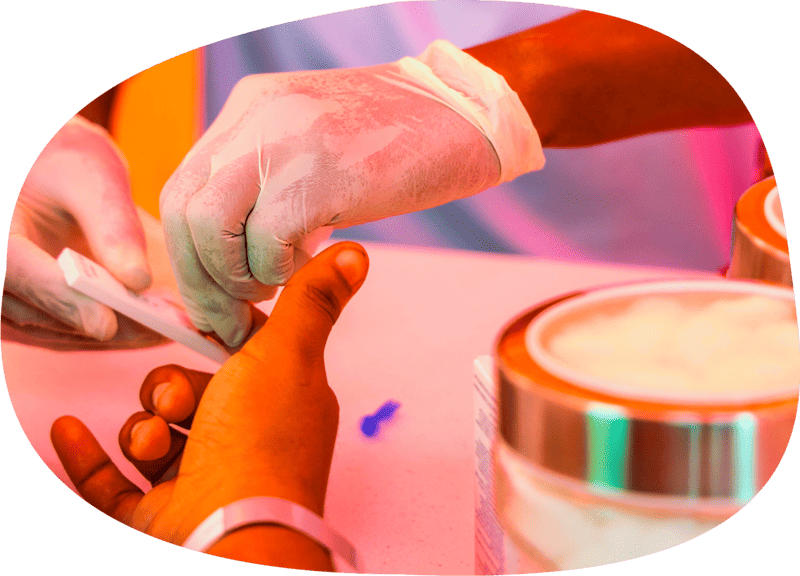 Persona realizándose prueba rápida de VIH en República Dominicana con atención segura