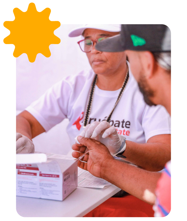 Toma de muestra para prueba gratuita de VIH en centro de atención.