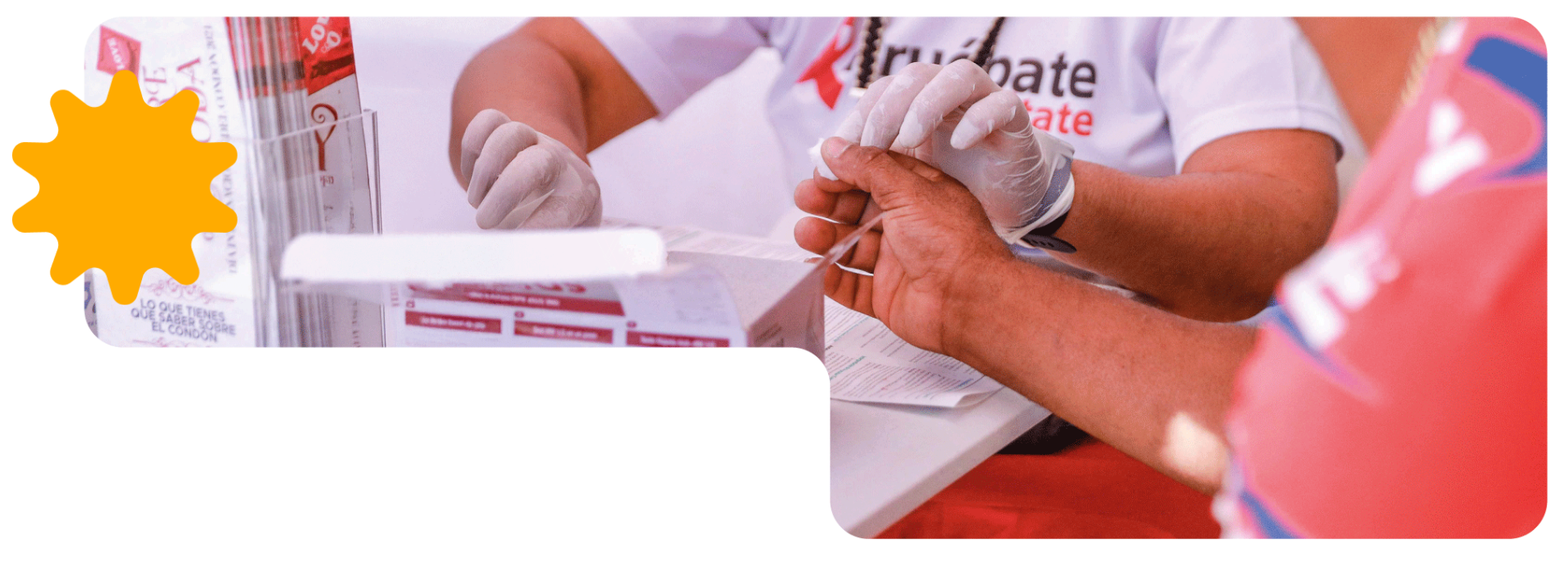 Toma de muestra para prueba gratuita de VIH en centro de atención.